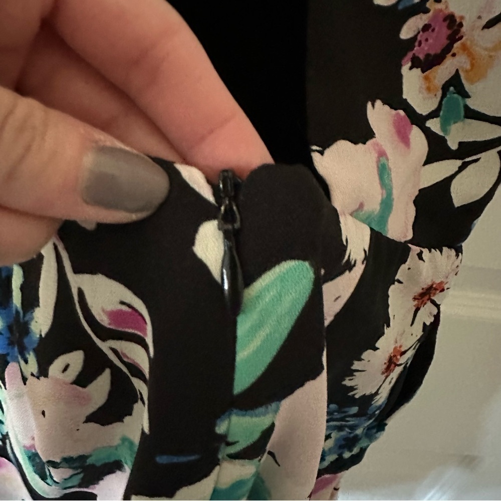 Floral Open Back Romper - Picture 7 of 9